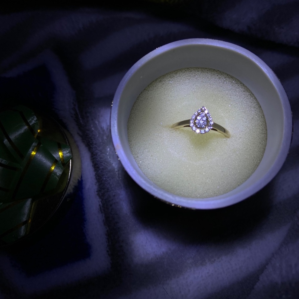 Engagement ring - Picture 2 of 4